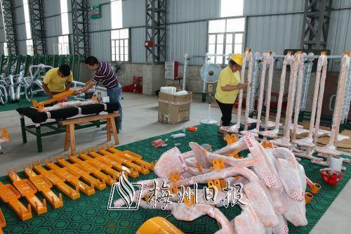 广东红旗体育用品有限公司工人进行户外健身器材生产装配工作.